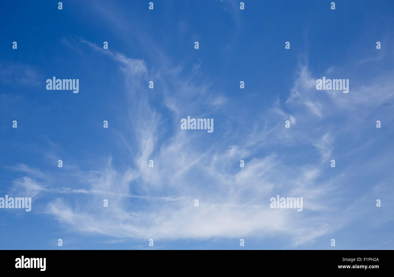 blauer Himmelshintergrund mit winzigen Wolken Stockfoto
