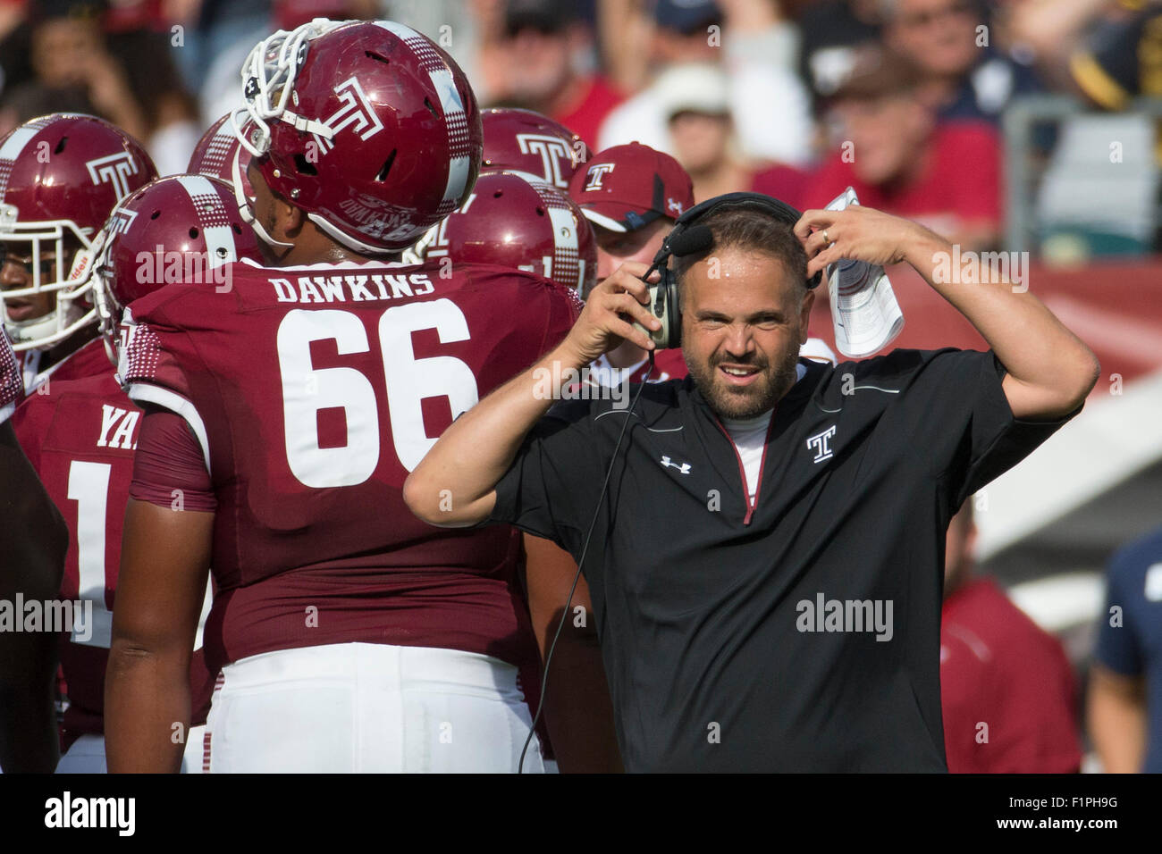 5. September 2015: Temple Owls Cheftrainer sieht Matt Rhule während der NCAA Football-Spiel zwischen der Penn State Nittany Lions und den Tempel Eulen am Lincoln Financial Field in Philadelphia, Pennsylvania, auf. Die Tempel-Eulen gewann 27-10. Christopher Szagola/CSM Stockfoto