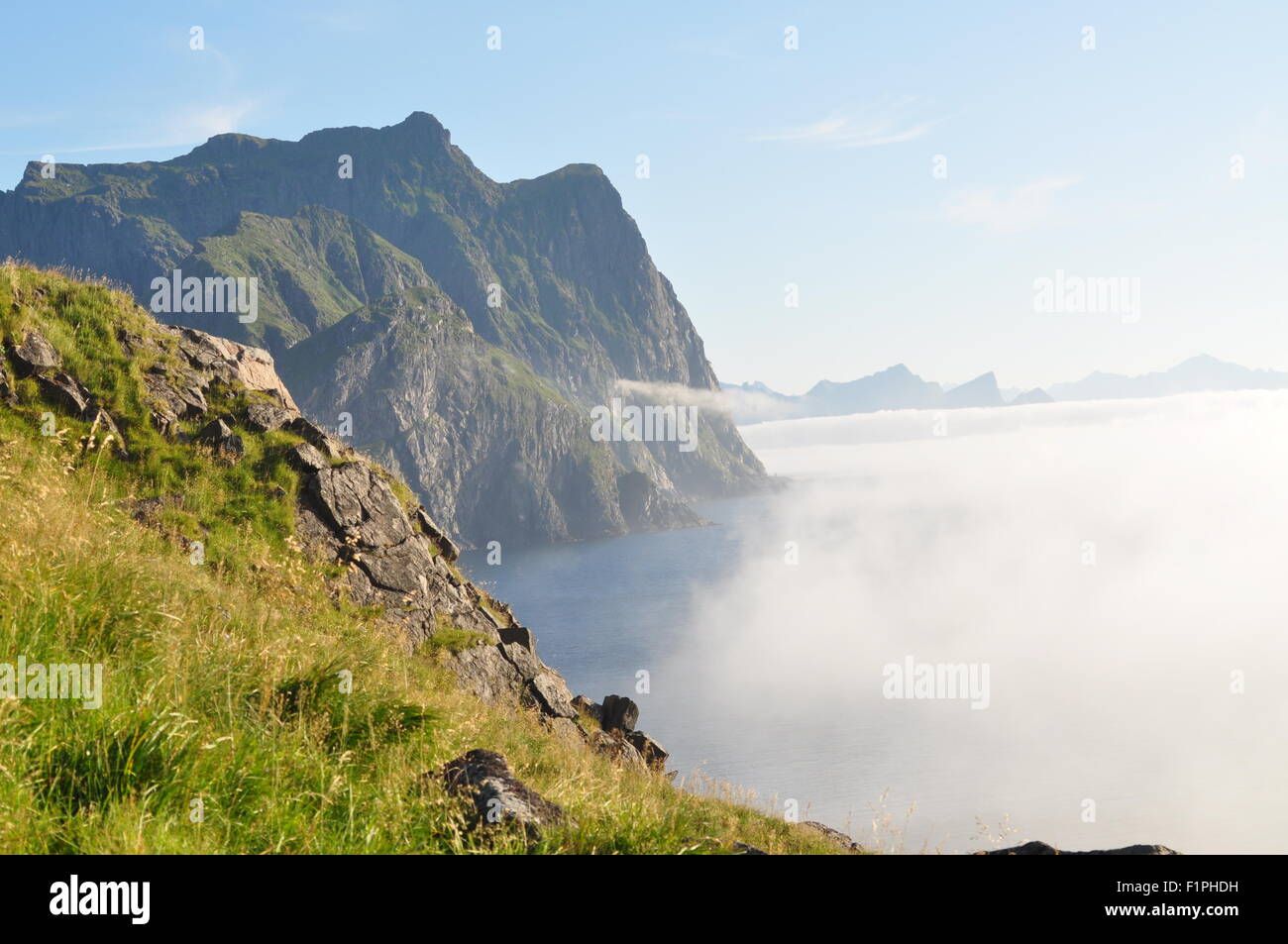 Lofoten Inseln, Norwegen: Blick in der Nähe von Unstad mit Nebel auf das Meer und die Sonne an Land Stockfoto