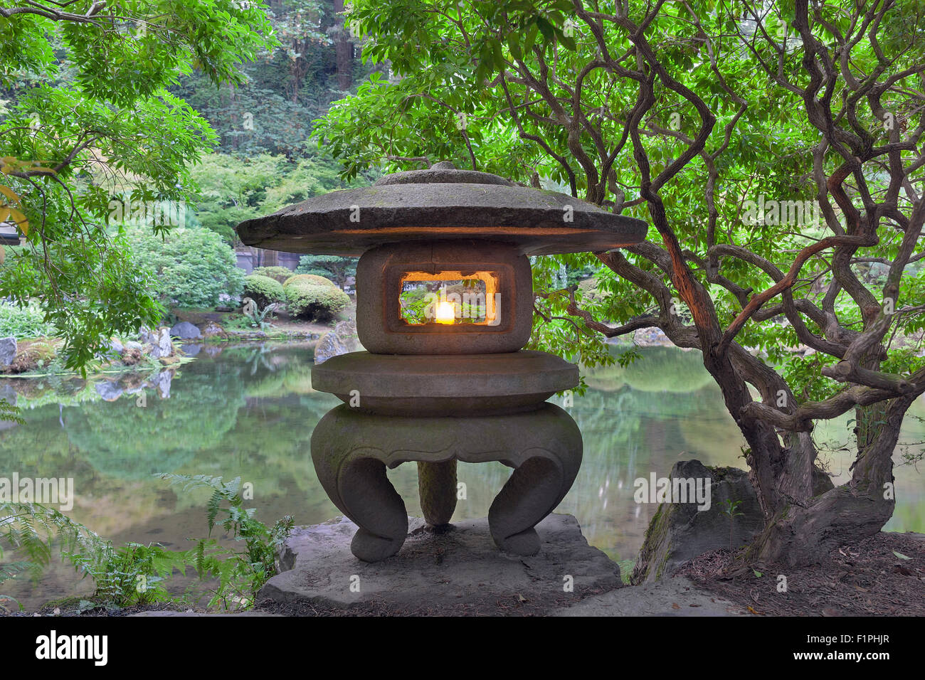 Steinlaterne am Teich am japanischen Garten Stockfoto