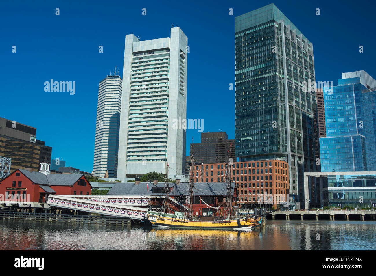 TEA PARTY SCHIFF MUSEUM ATLANTIC WHARF WATERFRONT FORT POINT KANAL SKYLINE INNER HARBOR SOUTH BOSTON MASSACHUSETTS, USA Stockfoto