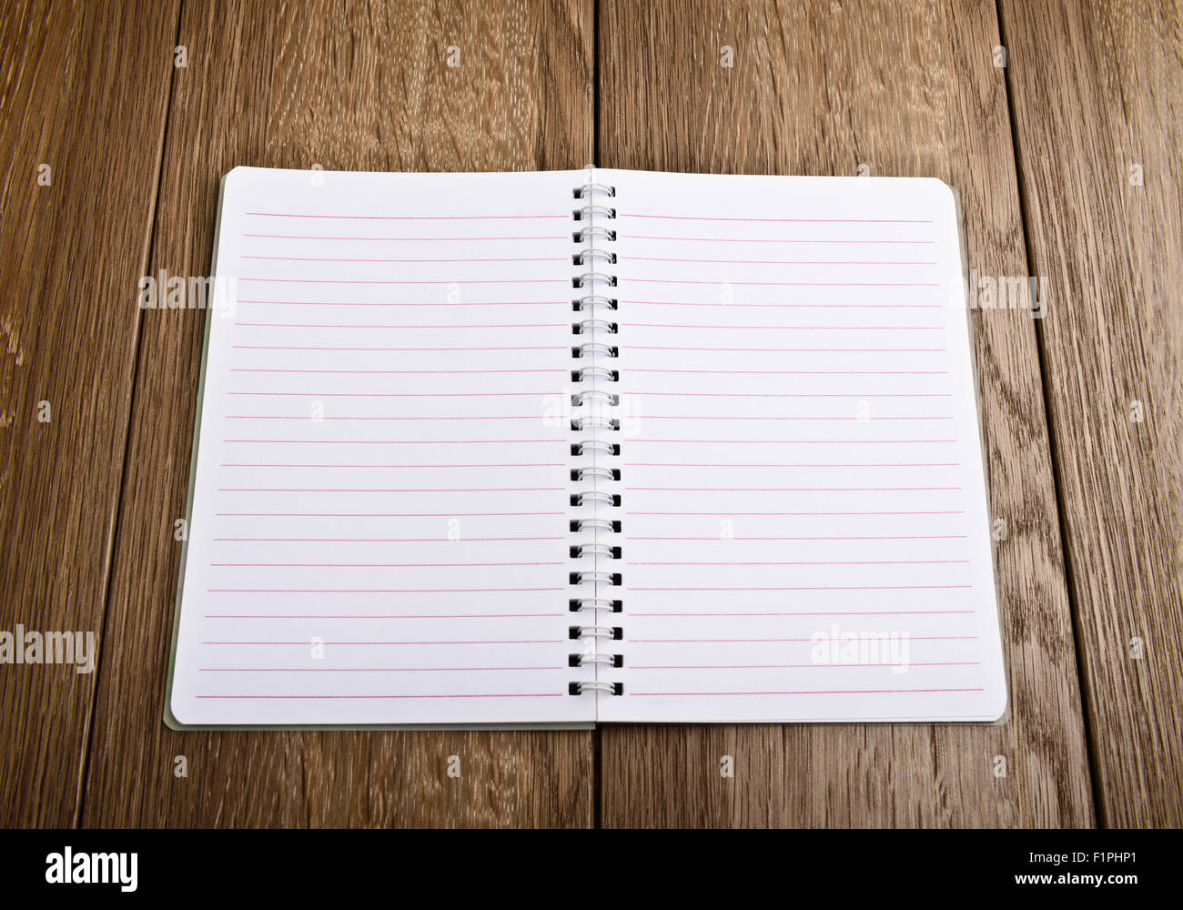 Notebook-Papier. Leere weiße Seite über hölzerne Hintergrund Stockfoto