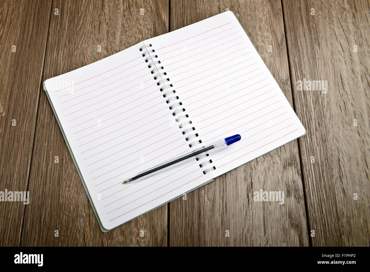 Notizbuch und Stift. Leere weiße Seite über hölzerne Hintergrund Stockfoto