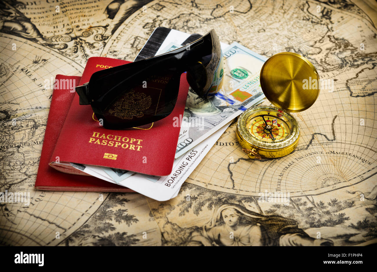 Welt-Reise-Konzept. Pass und Reise Artikel auf Vintage Weltkarte Stockfoto