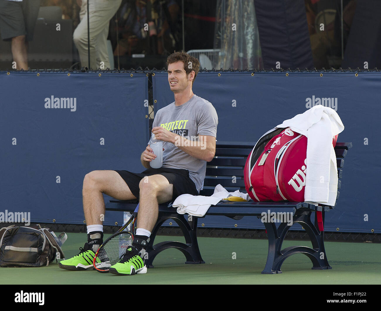 Flushing Meadow, New York, USA. 5. Sep, 2015. NEW YORK-SEPTEMBER 05: Andy Murray (GBR) erwärmt, bevor sein 3. Vorrundenspiel bei den 2015 US Open in Flushing Meadows, NY. Bildnachweis: Andrew Patron/Zuma Draht Credit: Andrew Patron/ZUMA Draht/Alamy Live-Nachrichten Stockfoto