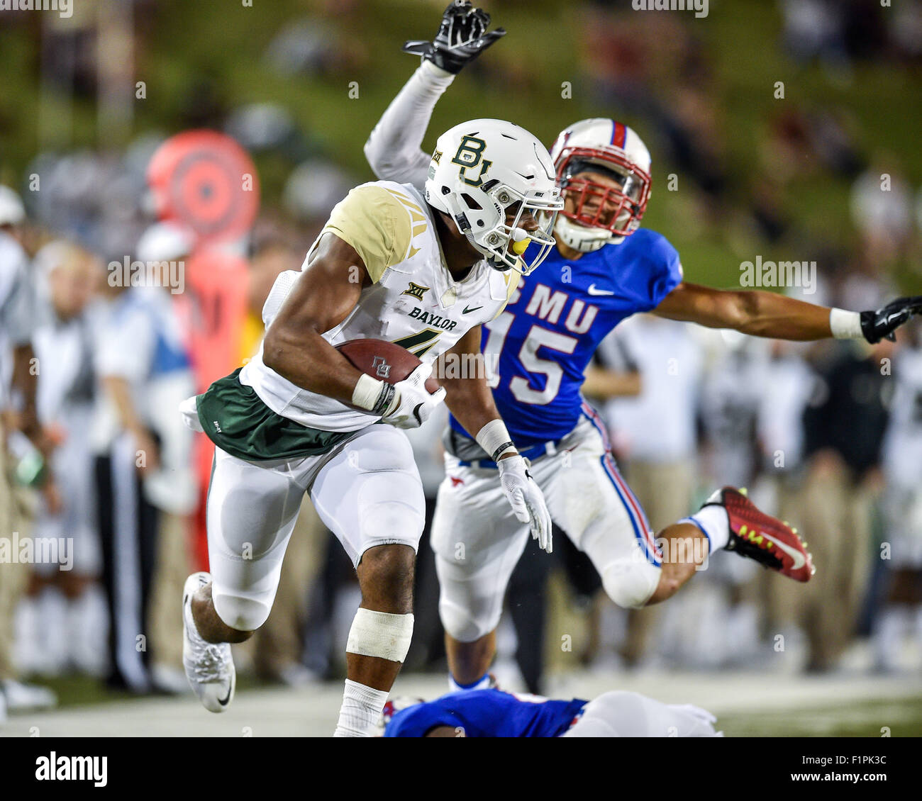 4. September 2015:. Baylor Bears Wide Receiver Jay Lee (4) fängt einen Pass für einen Touchdown als Southern Methodist Mustangs defensive zurück gibt Jordan Wyatt (15) Jagd während der NCAA Football-Spiel zwischen der Baylor Bears und die SMU Mustangs im Gerald J. Ford Stadium in Dallas, Texas.Baylor gewinnt 56-21.Manny Flores/CSM Stockfoto