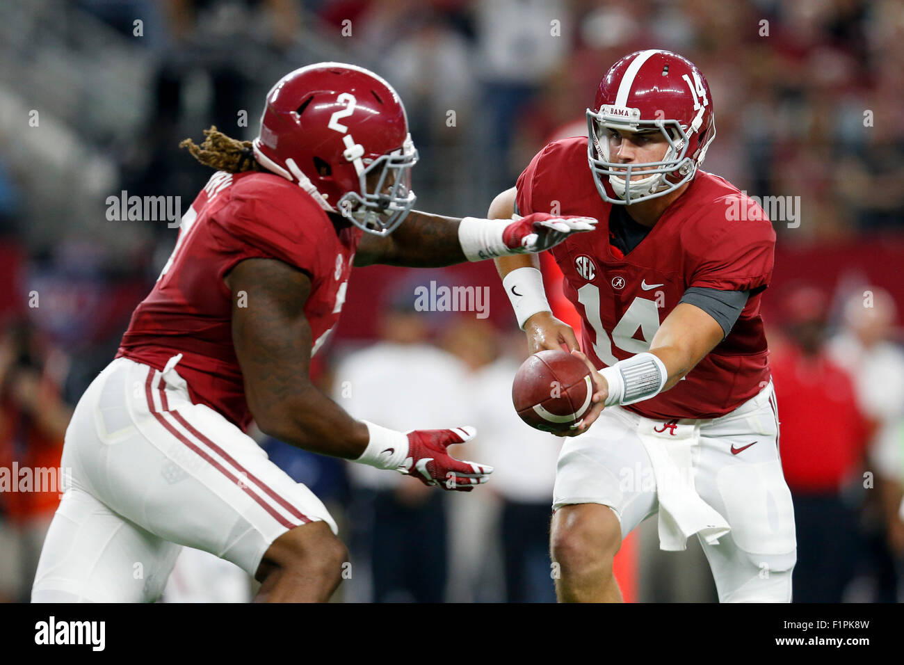 5. September 2015: Alabama Crimson Tide Quarterback Jake Coker (14) übergibt den Ball an Alabama Crimson Tide Runningback Derrick Henry (2) während das Advocate klassische Fußballspiel zwischen Wisconsin Badgers und der Alabama Crimson Tide im AT&T Stadium in Arlington, TX; Tim Warner/CSM. Stockfoto