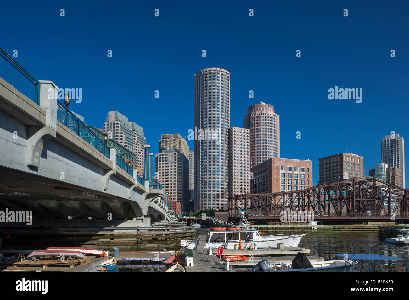 KLEINE MARINA ROWES WHARF DOWNTOWN SKYLINE INNENHAFEN SOUTH BOSTON MASSACHUSETTS, USA Stockfoto