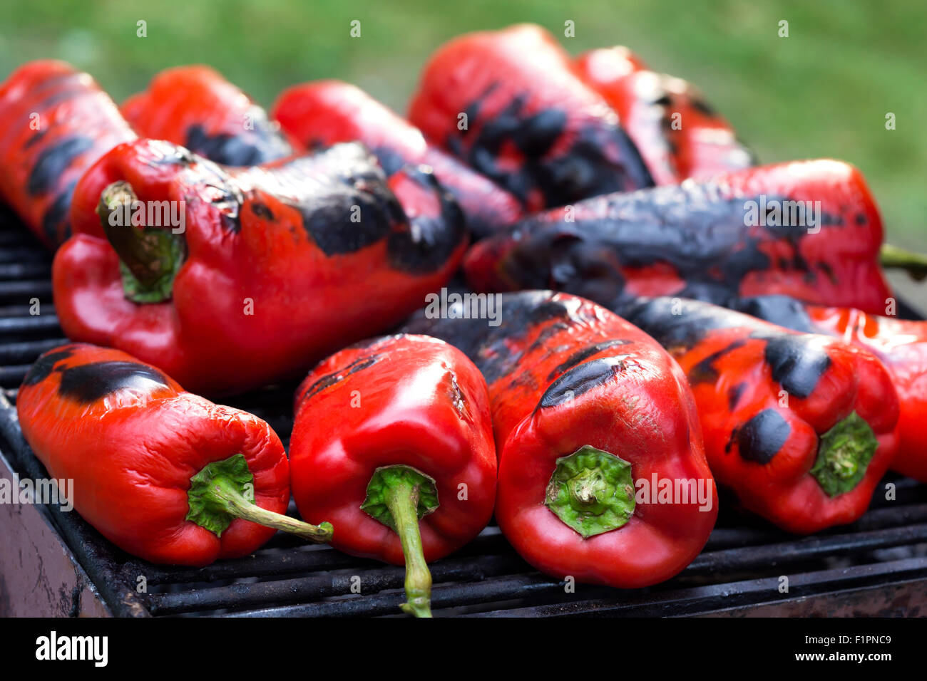 Rote Paprika auf dem Grill gebraten Stockfoto