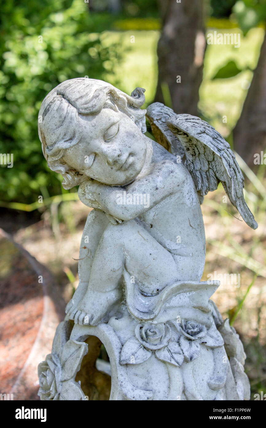 Engelsfigur mit geschlossenen Augen Stockfoto