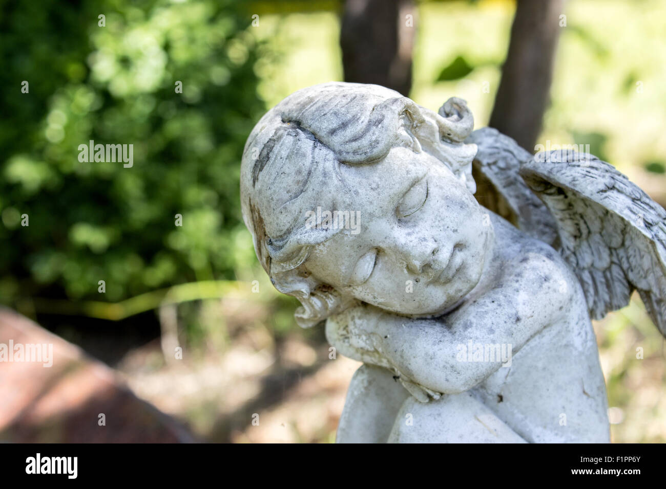 Engelsfigur mit geschlossenen Augen Stockfoto