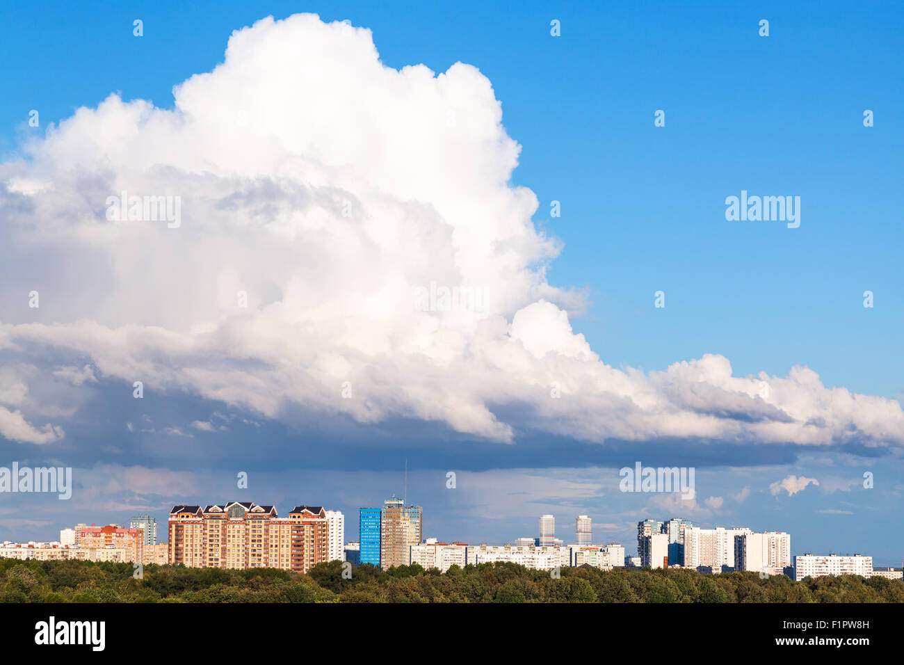 großen niedrigen weißen Wolke in blauer Himmel über der Stadt im Sommertag Stockfoto