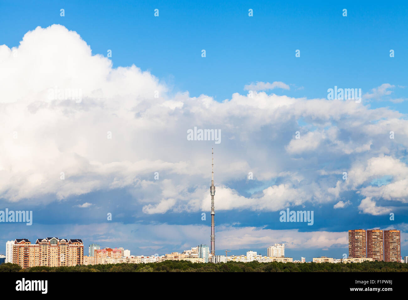 großen niedrigen weißen Wolke in blauer Himmel über der Stadt mit Fernsehturm im Sommertag Stockfoto