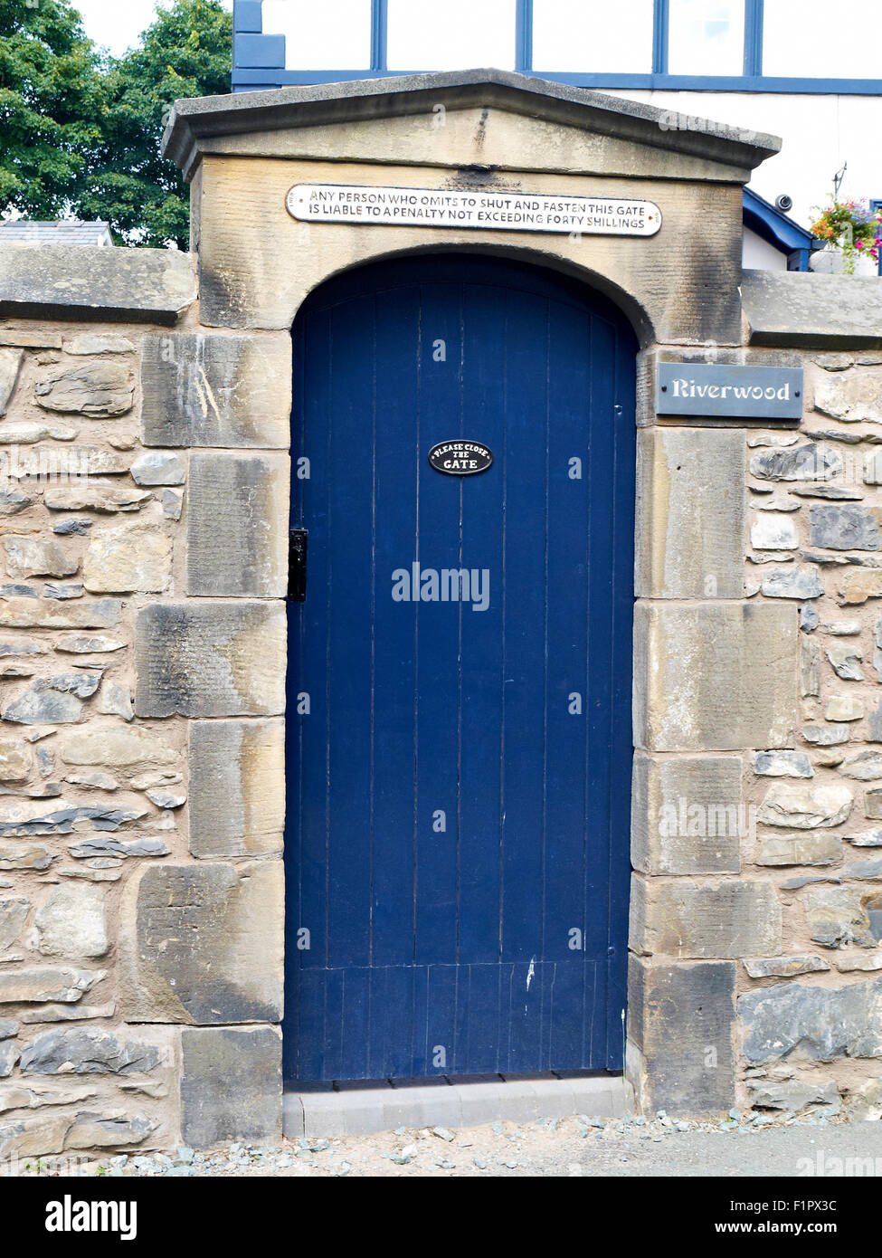 Blaue Tür mit bitte um das Gatter UK geschlossen Stockfoto