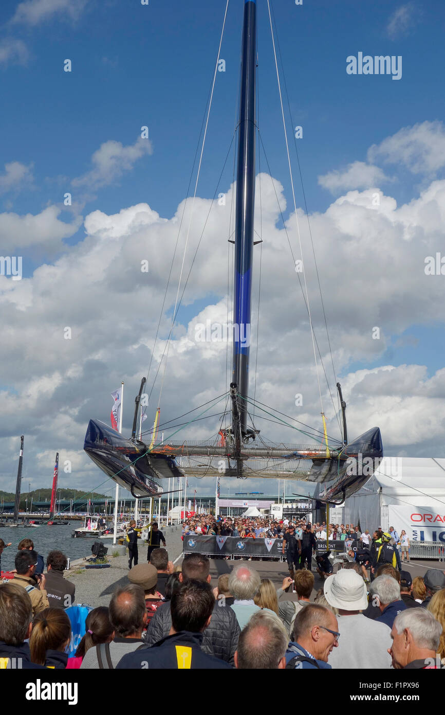 Menschen sammeln und nutzen Sie die Gelegenheit zu sehen, Swedish America Cup 72 Klasse Katamaran von unten, wenn es für Flügel-Segel-R aufgehoben wird Stockfoto
