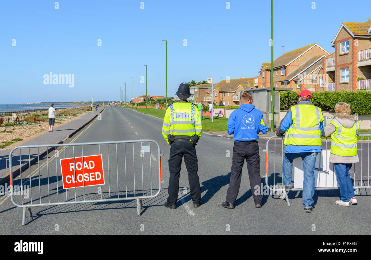 Straßensperre und Beamte warten auf Läufer bei einer Veranstaltung in England, Großbritannien. Stockfoto