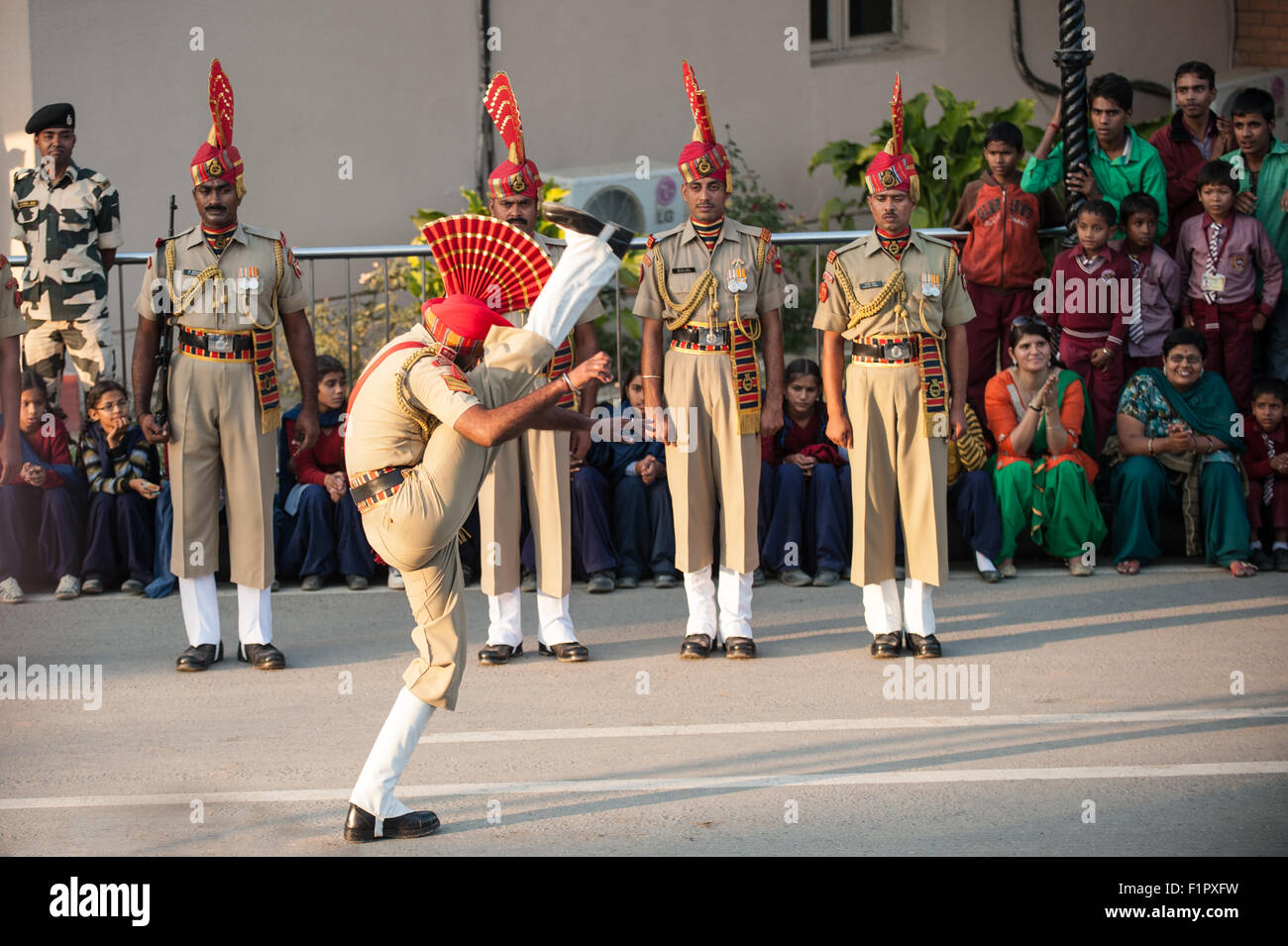 Amritsar, Punjab, Indien. Indische Soldaten hoher Stoß März während der Zeremonie der Schließung der Tore an der Grenze von Indien Parkistan. Stockfoto