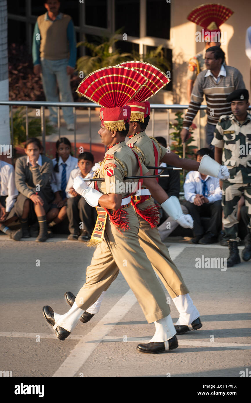 Amritsar, Punjab, Indien.  Wachen auf der Parade. an der Schnittstelle zwischen Indien und Pakistan. Stockfoto