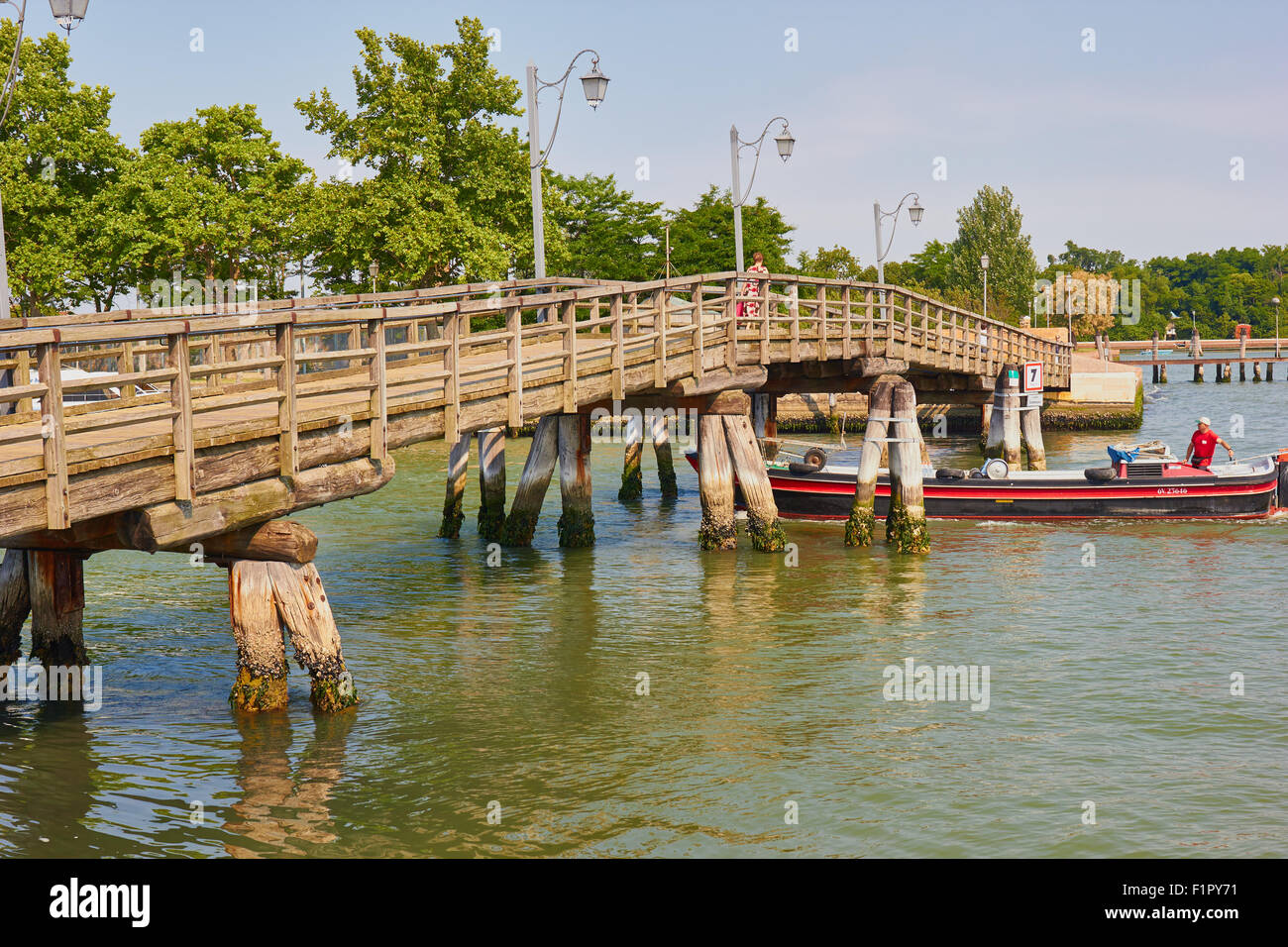 Lastkahn vorbei unter der Holzbrücke verbindet Burano auf der benachbarten Insel von Mazzorbo venezianischen Lagune Veneto Italien Europe Stockfoto