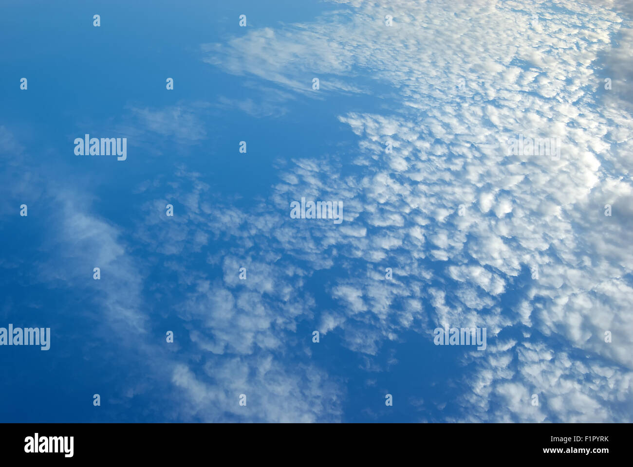 Weiße Wolken am blauen Himmel. Blauer Himmel Hintergrundtextur Stockfoto