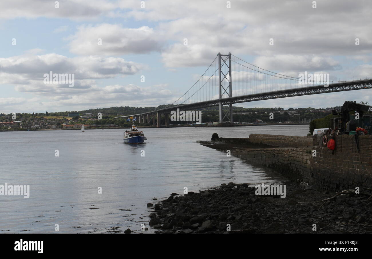 Ausflugsschiff Forth Belle und Forth Road Bridge Schottland September 2015 Stockfoto