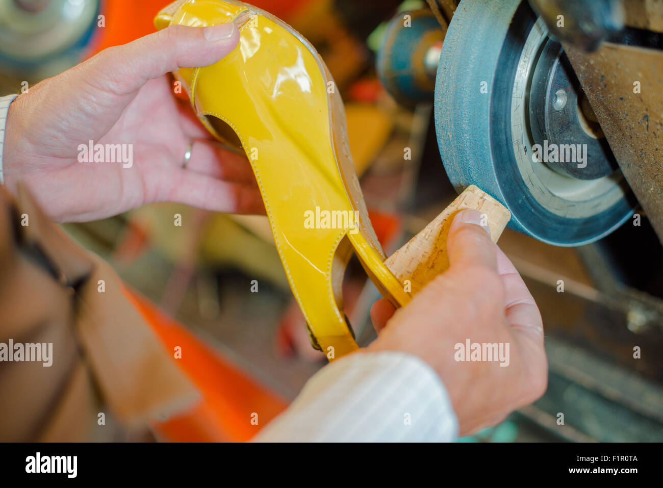 Schleifen der Ferse des Schuhs Stockfoto