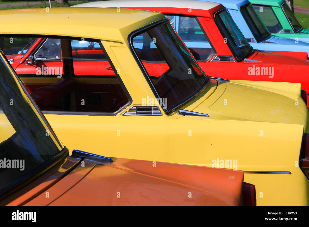 Ähnlich wie alte Autos in verschiedenen Farben Stockfoto