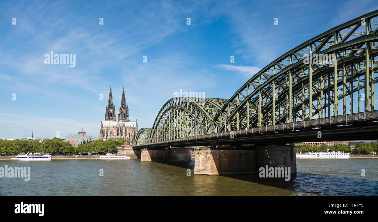 Panoramablick auf den Kölner Dom Hohenzollernbrücke und Rhein in Deutschland Stockfoto