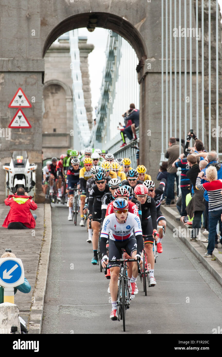 Menai Bridge, Anglesey. 6. September 2015. Die Tour von Großbritannien 2015 Hauptfeld Start des Rennens auf Anglesey verlassen und der Menai-Brücke auf dem Festland Großbritannien. Bildnachweis: Michael Gibson/Alamy Live-Nachrichten Stockfoto