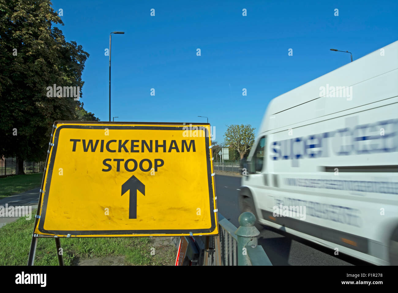 Melden Sie für das Twickenham Stoop, mit vorbeifahrenden Kleinbus in Bewegungsunschärfe A316, Twickenham, Middlesex, england Stockfoto