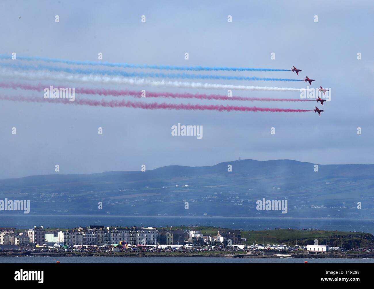 Donegal, UK. anzuzeigen Sie 5. September 2015.Portrush Co Antrim, mit den sanften Hügeln des Co Donegal im Hintergrund für die Red Arrows Kunstflug, sobald diese Luft Wellen 2015 am Sonntag in Portrush Co Anrtrim geöffnet. Bildnachweis: Steven McAuley/Alamy Live-Nachrichten Stockfoto