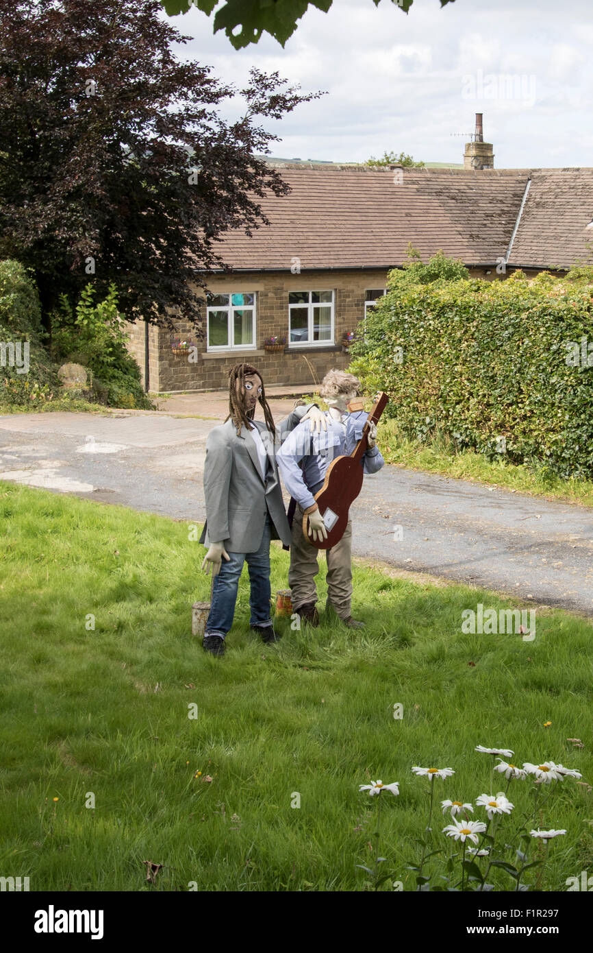 Norland, Halifax, West Yorkshire, UK 5. September 2015. Norland Scarecrow Festival 4. Sept. 7. September 2015 ist dieses Jahre Design für 2015 SONGS, in den letzten 15 Jahren, die Norland Scarecrow Festival mehr als £45.000, aufgeworfen hat, die lokal auf verschiedene Projekte und karitative Einrichtungen verteilt wurde. Bildnachweis: Christopher Smith/Alamy Live News Stockfoto