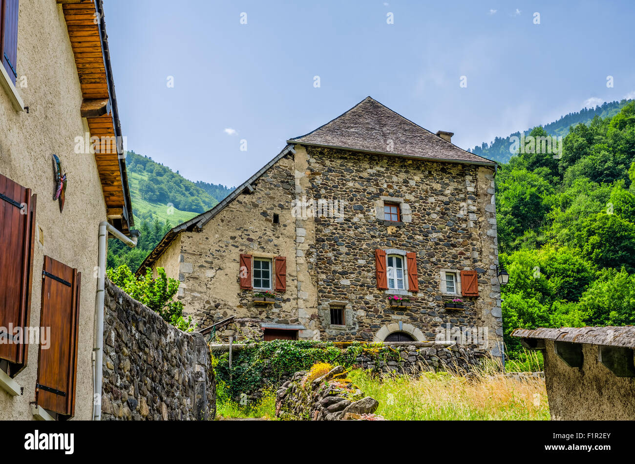 Rustikale Häuser in dem französischen Dorf Borce. Stockfoto