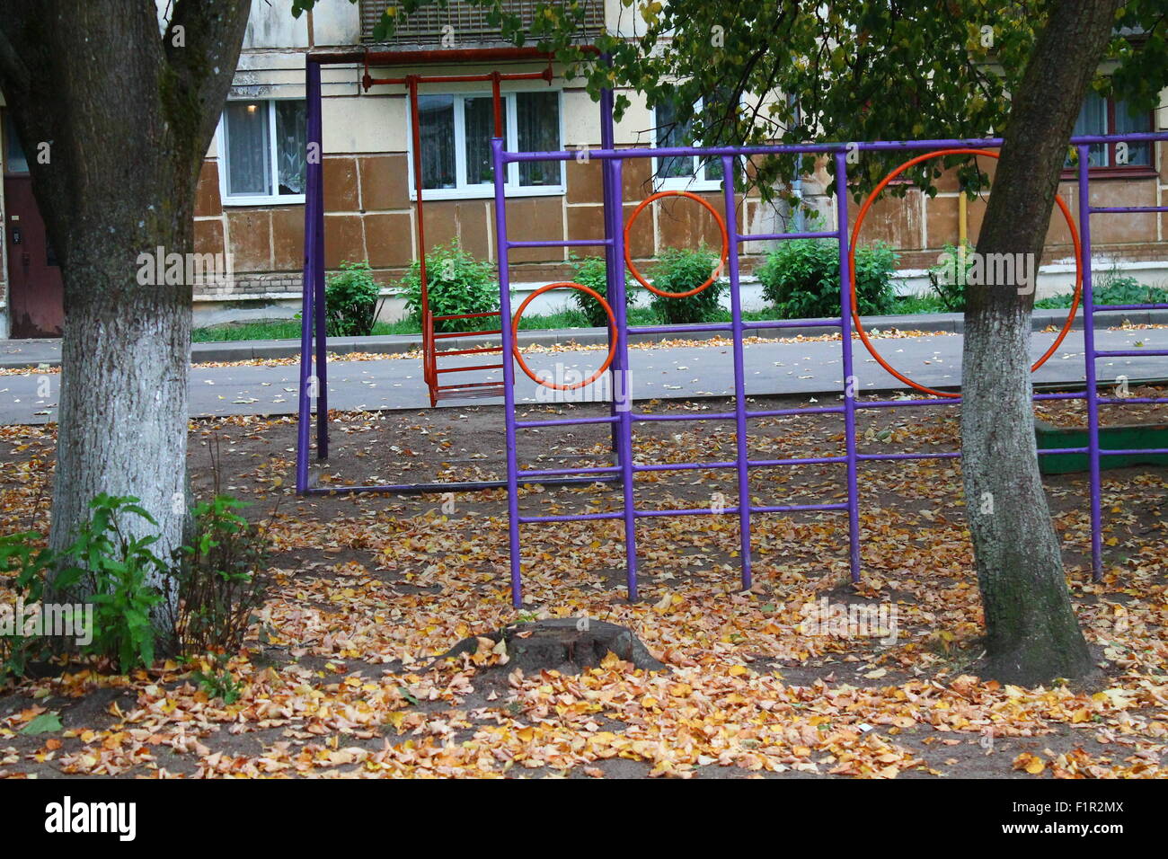 bunte kiddish Spielplatz mit Schaukel und Leiter für glücklich Spaß Zeit Stockfoto