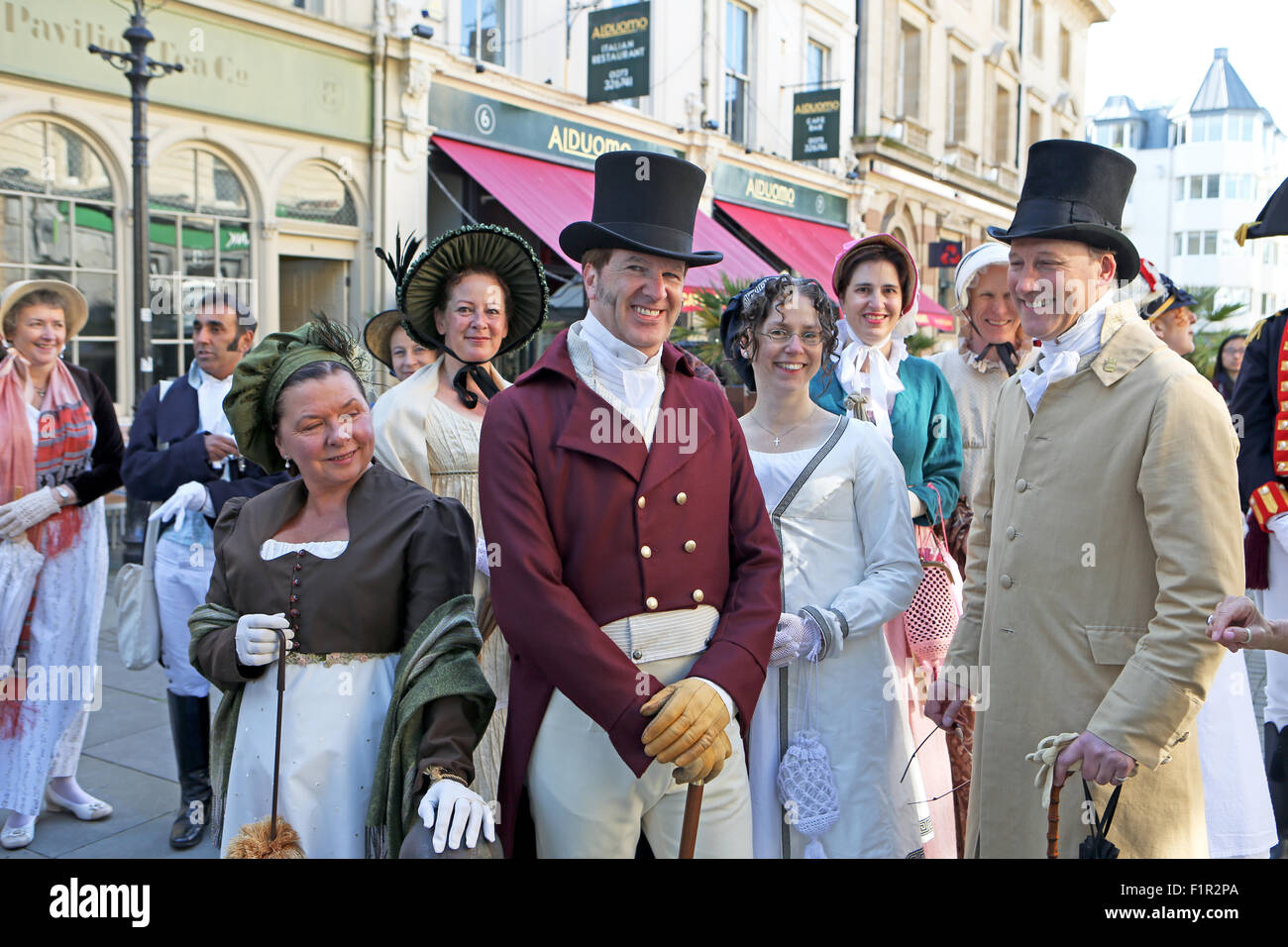 Church Square, Royal Pavilion Gardens, City of Brighton & Hove, East Sussex, Großbritannien. Mitglieder des Hampshire Regency Dance schlenderten an einem Sonntagmorgen in Ganztagskostüm durch Brighton, East Sussex, Großbritannien, und genossen eine Führung durch die historischen Sehenswürdigkeiten Georgiens in der Region. 6.. September 2015 Stockfoto
