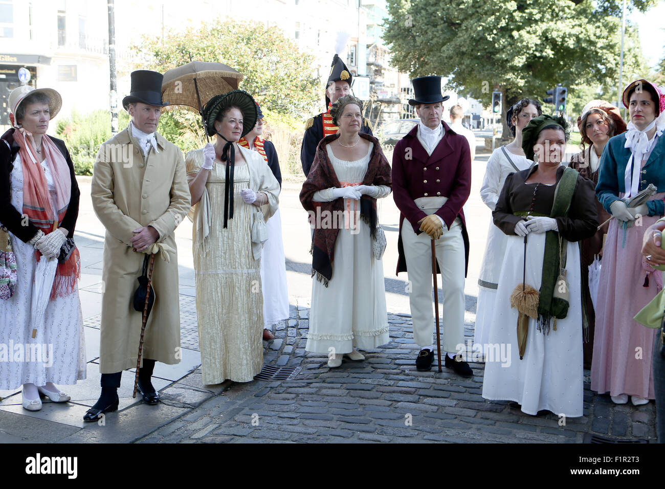 Entrance Gate, Royal Pavilion Gardens, Royal Pavilion, City of Brighton & Hove, East Sussex. Mitglieder des Hampshire Regency Dance schlenderten an einem Sonntagmorgen in Ganztagskostüm durch Brighton, East Sussex, Großbritannien, und genossen eine Führung durch die historischen Sehenswürdigkeiten Georgiens in der Region. 6.. September 2015 Stockfoto