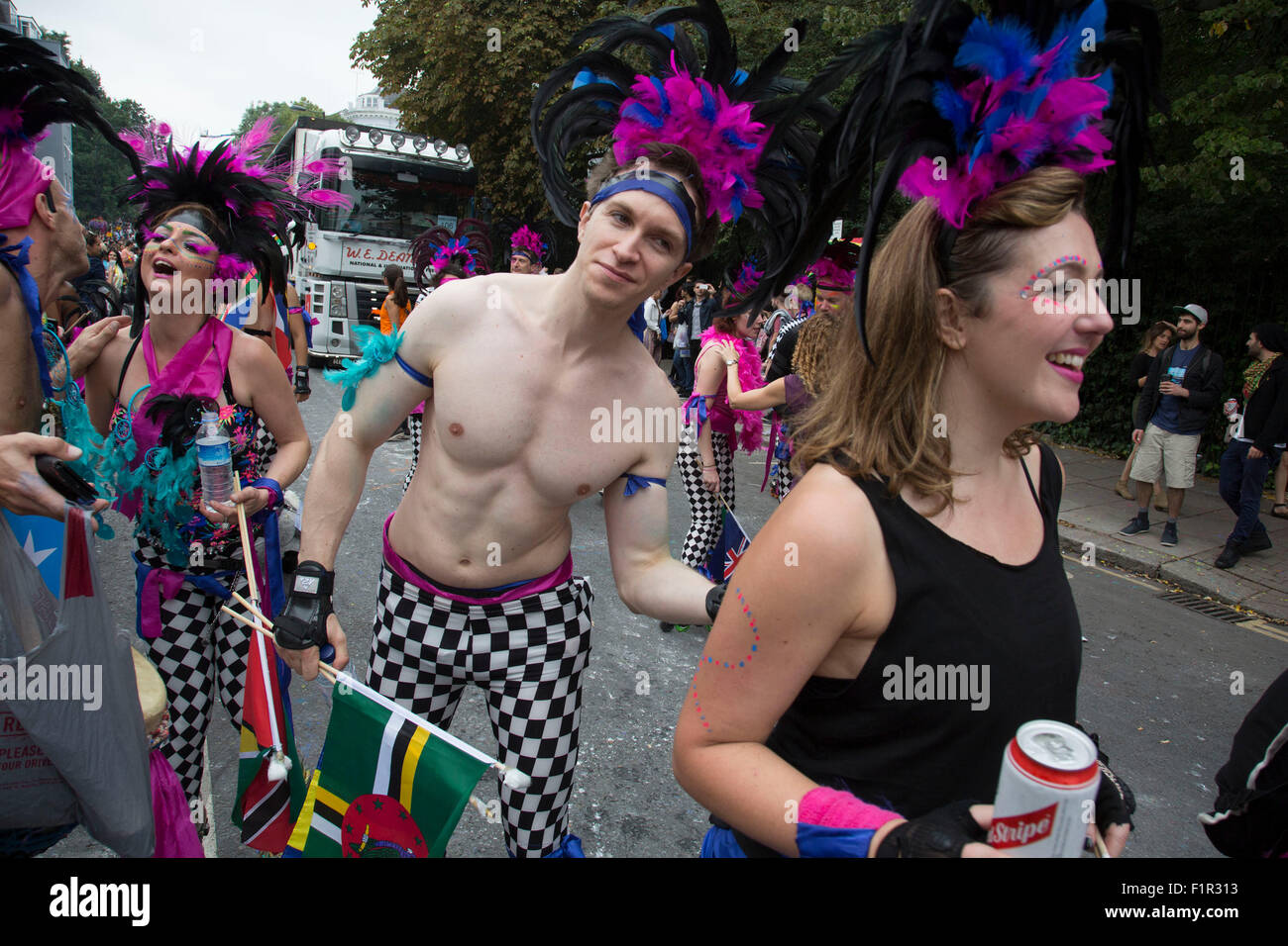 Rollerskating und Rollerbladen Menschen an der Parade. Notting Hill Carnival in Westlondon. Ein Fest der Westindischen / Karibik Kultur und Europas größte Straßenparty, Festival und Parade. Nachtschwärmer kommen in hunderttausenden zum Spaß haben, tanzen, trinken und loslassen in die tolle Atmosphäre. Es wird geführt von den Mitgliedern der West-indischen / Caribbrean Gemeinschaft, besonders die Trinidad und Tobagonian britische Bevölkerung, von denen viele seit den 1950er Jahren in der Gegend gelebt haben. Der Karneval hat bis zu 2 Millionen Menschen in der Vergangenheit und Zentren auf eine Parade von Schwimmern, Tänzer angezogen ein Stockfoto