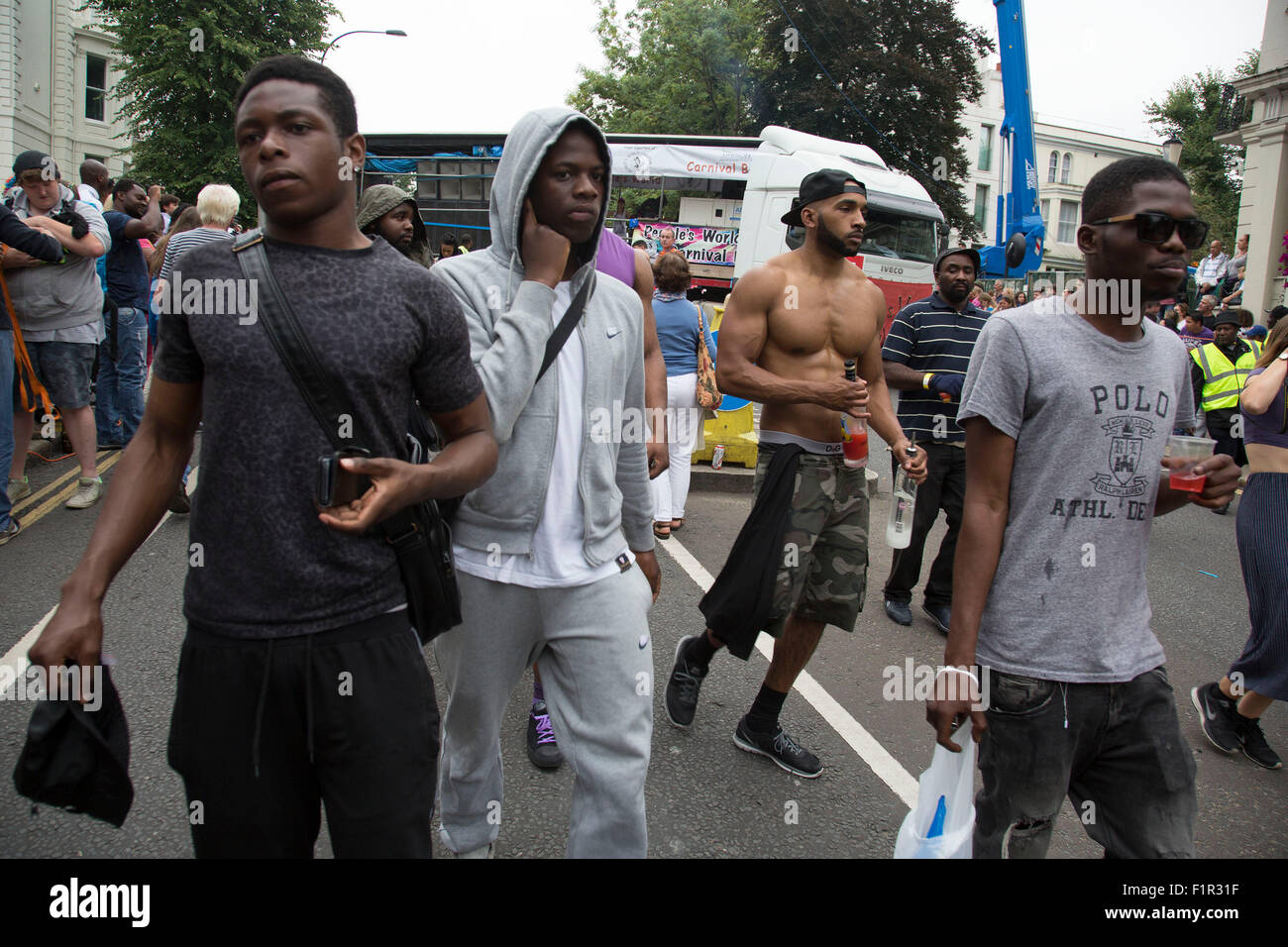 Notting Hill Carnival in Westlondon. Ein Fest der Westindischen / Karibik Kultur und Europas größte Straßenparty, Festival und Parade. Nachtschwärmer kommen in hunderttausenden zum Spaß haben, tanzen, trinken und loslassen in die tolle Atmosphäre. Es wird geführt von den Mitgliedern der West-indischen / Caribbrean Gemeinschaft, besonders die Trinidad und Tobagonian britische Bevölkerung, von denen viele seit den 1950er Jahren in der Gegend gelebt haben. Der Karneval hat in der Vergangenheit und Zentren auf eine Parade von Schwimmern, Tänzer und sound-Systeme bis zu 2 Millionen Menschen angezogen. Stockfoto