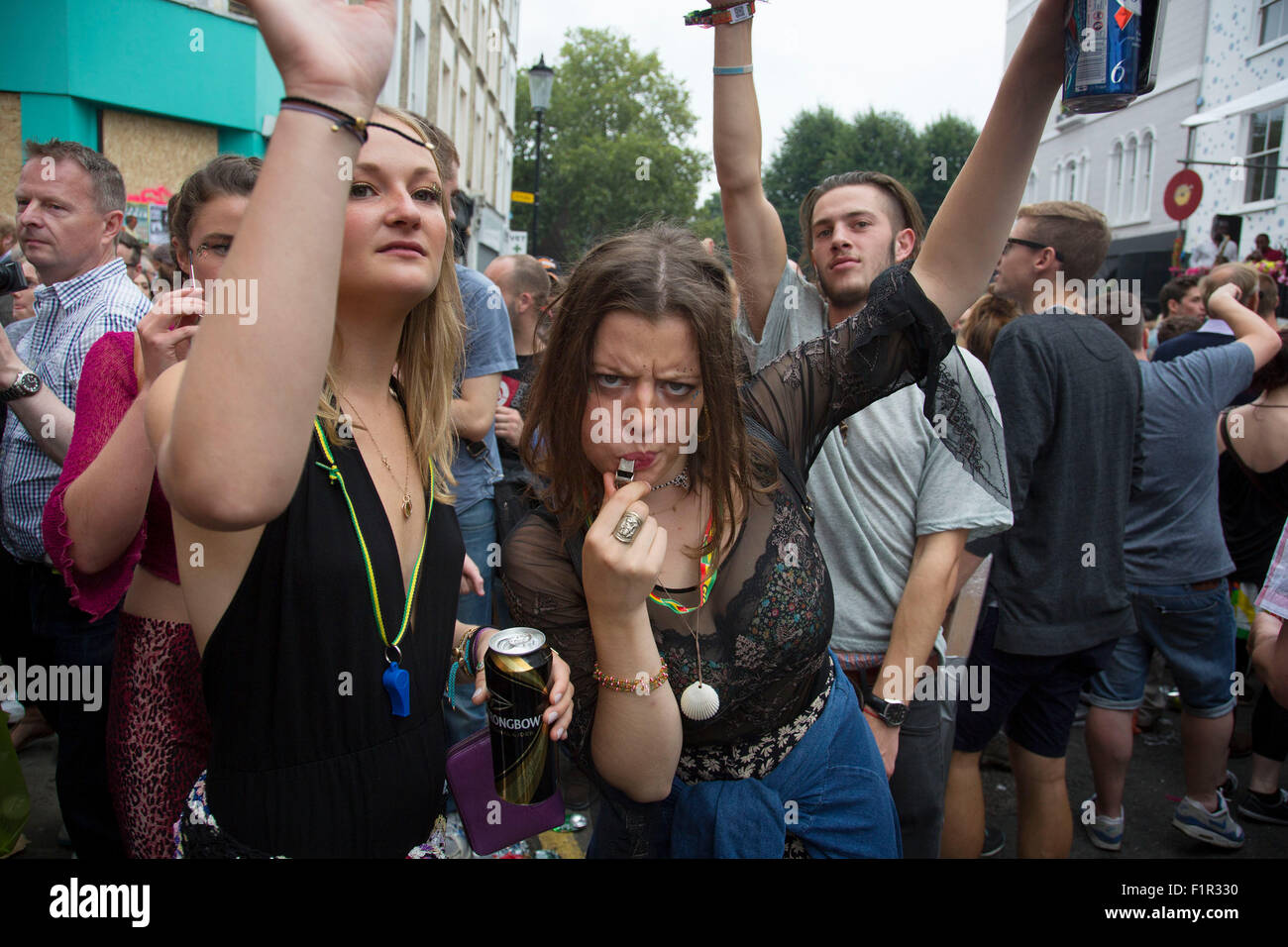 Notting Hill Carnival in Westlondon. Ein Fest der Westindischen / Karibik Kultur und Europas größte Straßenparty, Festival und Parade. Nachtschwärmer kommen in hunderttausenden zum Spaß haben, tanzen, trinken und loslassen in die tolle Atmosphäre. Es wird geführt von den Mitgliedern der West-indischen / Caribbrean Gemeinschaft, besonders die Trinidad und Tobagonian britische Bevölkerung, von denen viele seit den 1950er Jahren in der Gegend gelebt haben. Der Karneval hat in der Vergangenheit und Zentren auf eine Parade von Schwimmern, Tänzer und sound-Systeme bis zu 2 Millionen Menschen angezogen. Stockfoto