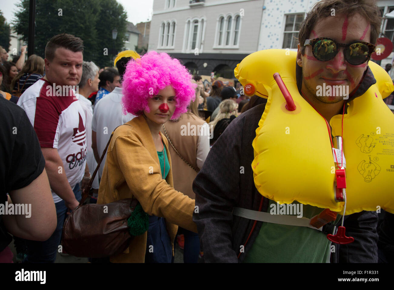 Notting Hill Carnival in Westlondon. Ein Fest der Westindischen / Karibik Kultur und Europas größte Straßenparty, Festival und Parade. Nachtschwärmer kommen in hunderttausenden zum Spaß haben, tanzen, trinken und loslassen in die tolle Atmosphäre. Es wird geführt von den Mitgliedern der West-indischen / Caribbrean Gemeinschaft, besonders die Trinidad und Tobagonian britische Bevölkerung, von denen viele seit den 1950er Jahren in der Gegend gelebt haben. Der Karneval hat in der Vergangenheit und Zentren auf eine Parade von Schwimmern, Tänzer und sound-Systeme bis zu 2 Millionen Menschen angezogen. Stockfoto