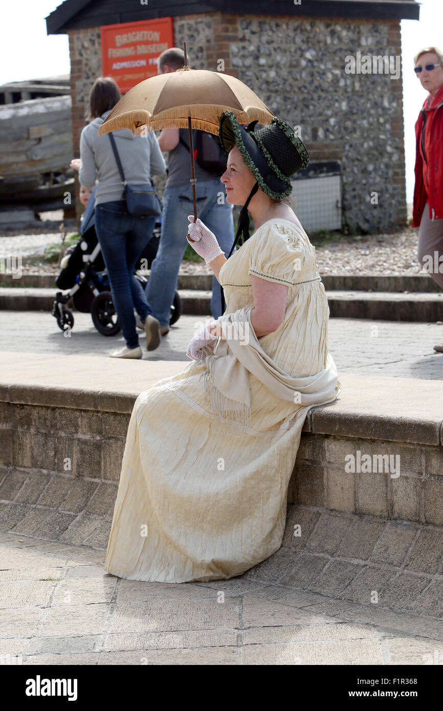 Brighton Promenade, City of Brighton & Hove, East Sussex, Großbritannien. Brighton Promenade, City of Brighton & Hove, East Sussex, Großbritannien. Mitglieder des Hampshire Regency Dance schlenderten an einem Sonntagmorgen in Ganztagskostüm durch Brighton, East Sussex, Großbritannien, und genossen eine Führung durch die historischen Sehenswürdigkeiten Georgiens in der Region. 6.. September 2015 Stockfoto
