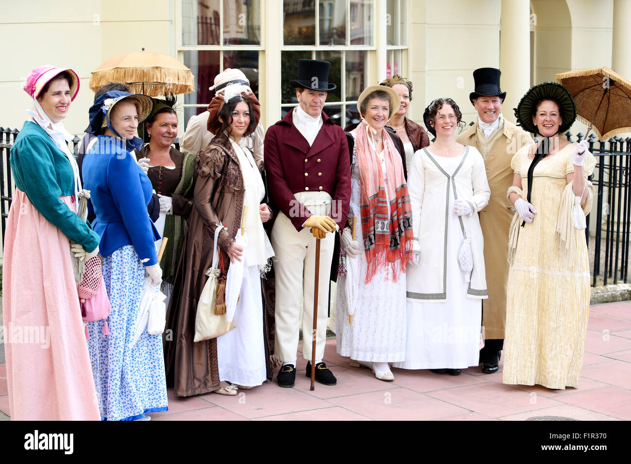 Regency Square, Brighton, East Sussex, Großbritannien. Mitglieder des Hampshire Regency Dance schlenderten an einem Sonntagmorgen in Ganztagskostüm durch Brighton, East Sussex, Großbritannien, und genossen eine Führung durch die historischen Sehenswürdigkeiten Georgiens in der Region. 6.. September 2015 Stockfoto