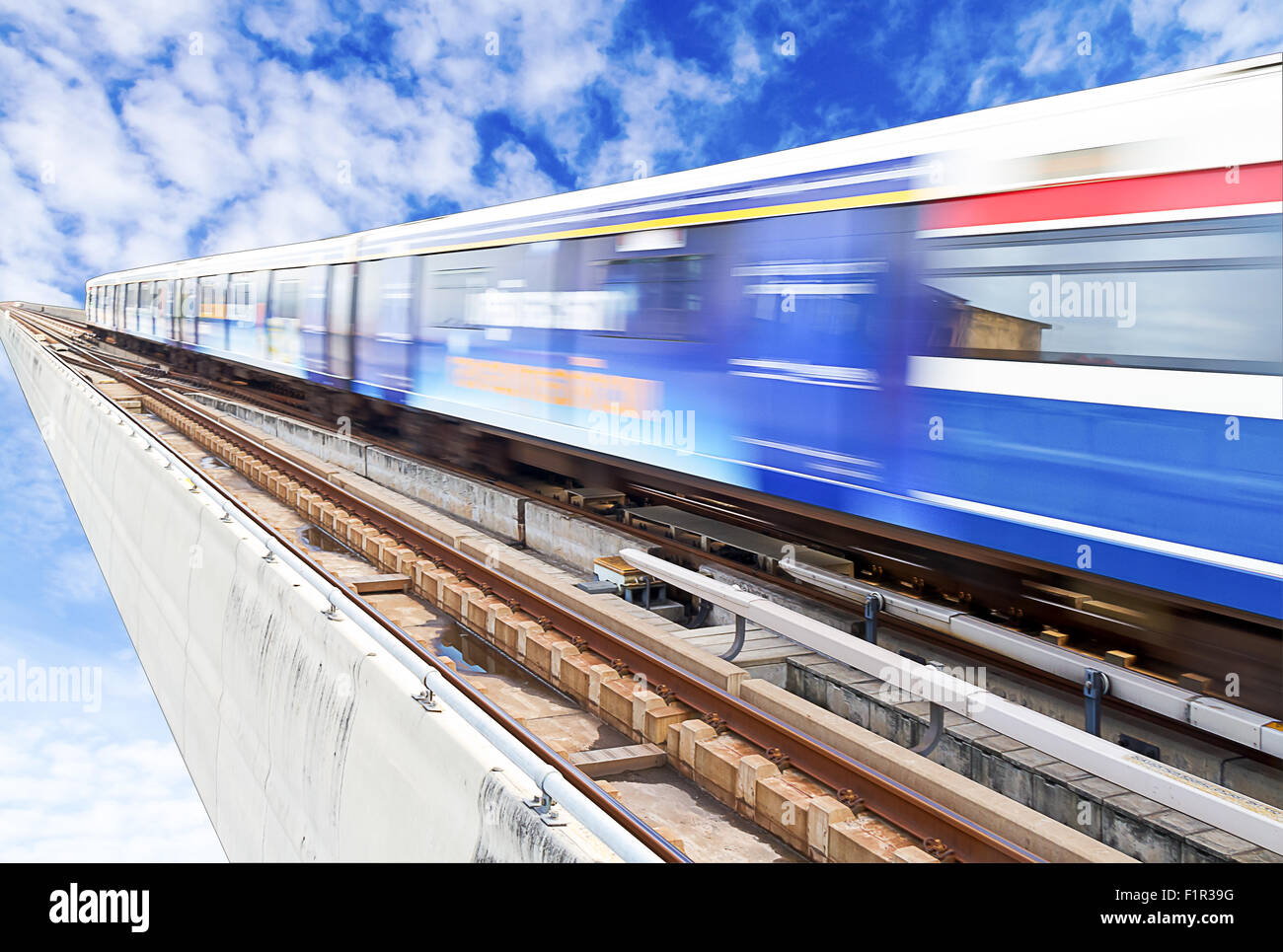 Zusammenfassung des Hochgeschwindigkeitszuges mit schönen Himmelshintergrund Stockfoto