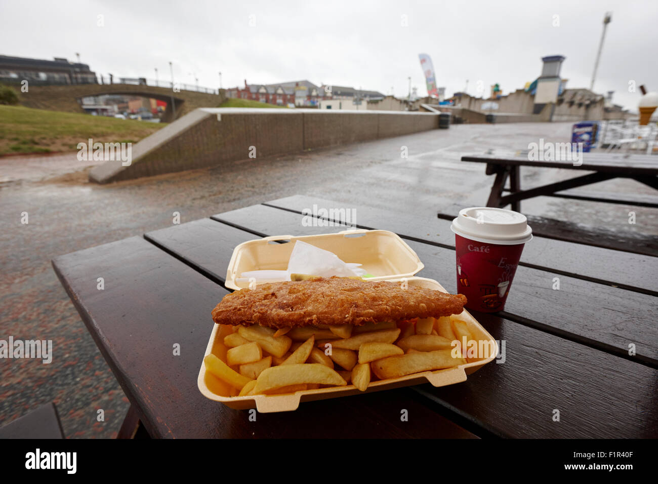 frittierte billige Fish & Chips an einem nassen Sommertag an einem Badeort in Nord Wales uk Stockfoto