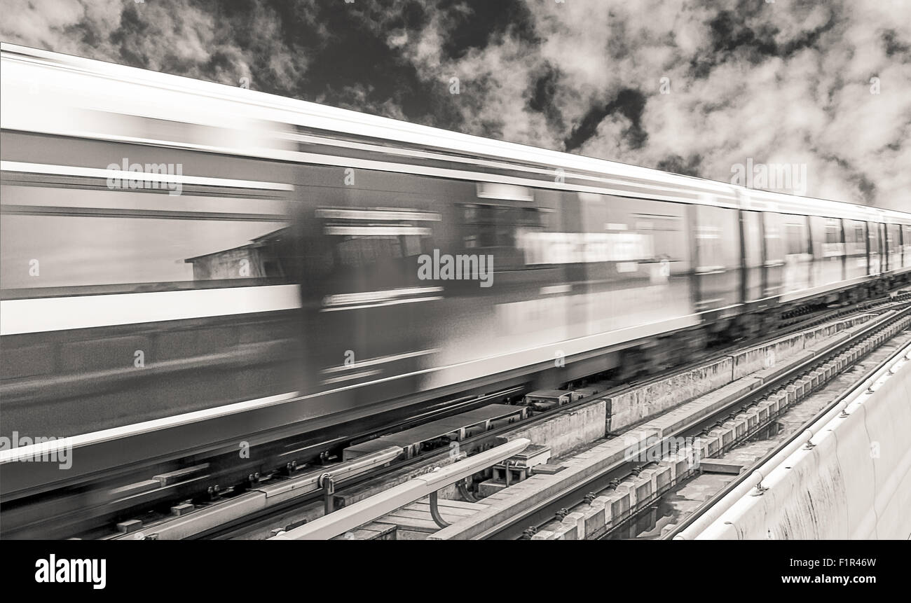 Zusammenfassung des Hochgeschwindigkeitszuges mit schönen Himmelshintergrund Stockfoto