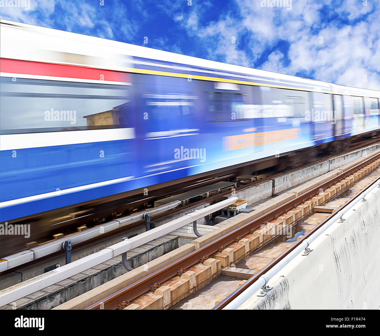 Zusammenfassung des Hochgeschwindigkeitszuges mit schönen Himmelshintergrund Stockfoto