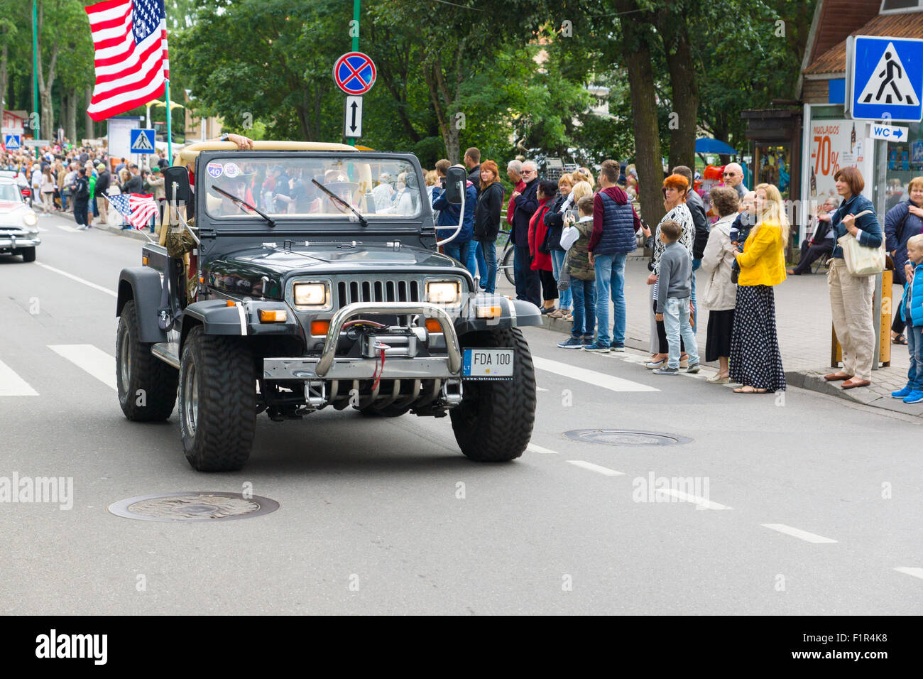 Palanga, Litauen - 1. August 2015: Bewegung der Teilnehmer des amerikanischen Geistes 2015 hinunter die Straße Städte Palnga Stockfoto