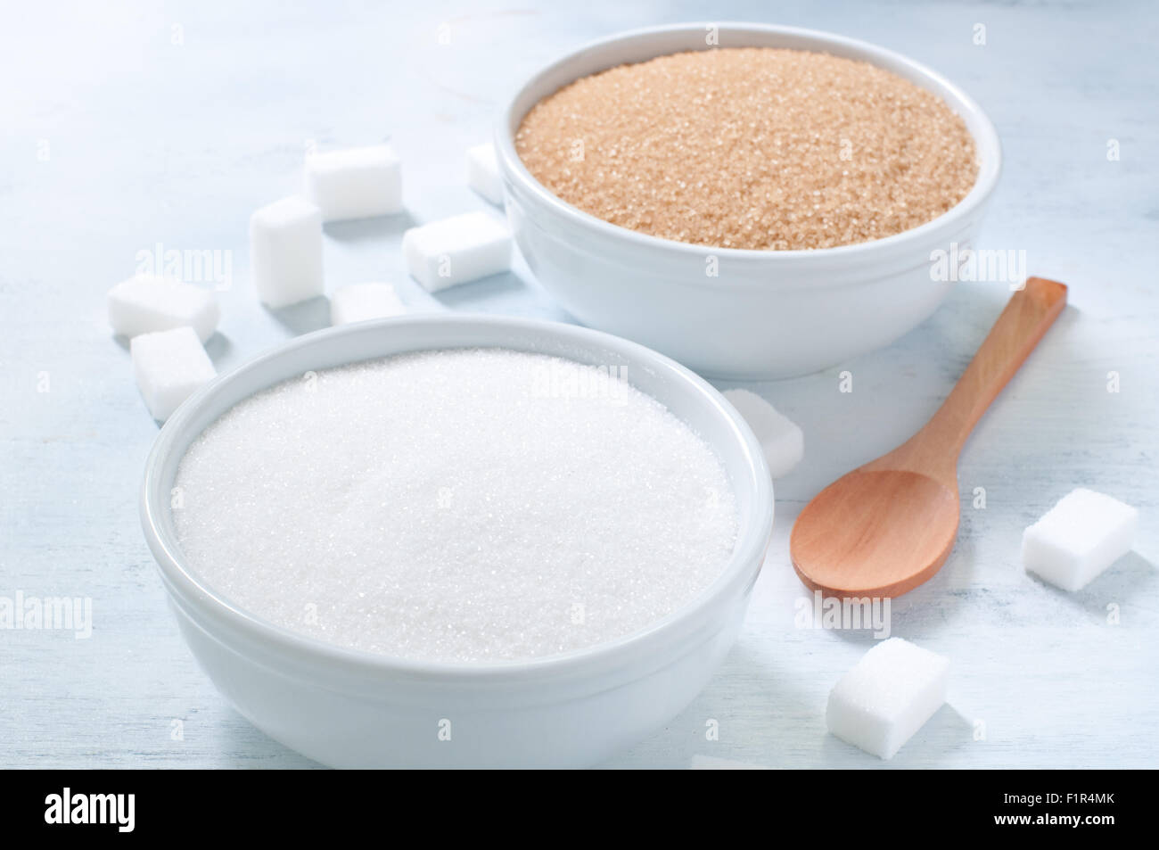 Verschiedene Arten von Zucker: braun, weiß und raffinierten Zucker Stockfoto