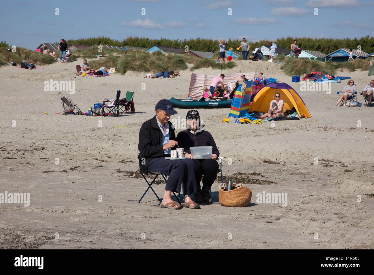 Wittering, Sussex, UK. 6. September 2015. Tee für zwei am Strand in West Wittering, West Sussex, UK 06.09.2015 ein paar genießen Sie das gute Wetter in einen bisher nassen Herbst in ganz Großbritannien. Sonntag brachte gute Temperaturen und blauem Himmel über Südengland bringt Dutzende von Menschen zum Strand von West Wittering in der Nähe von Chichester. Bildnachweis: Jeff Gilbert/Alamy Live-Nachrichten Stockfoto