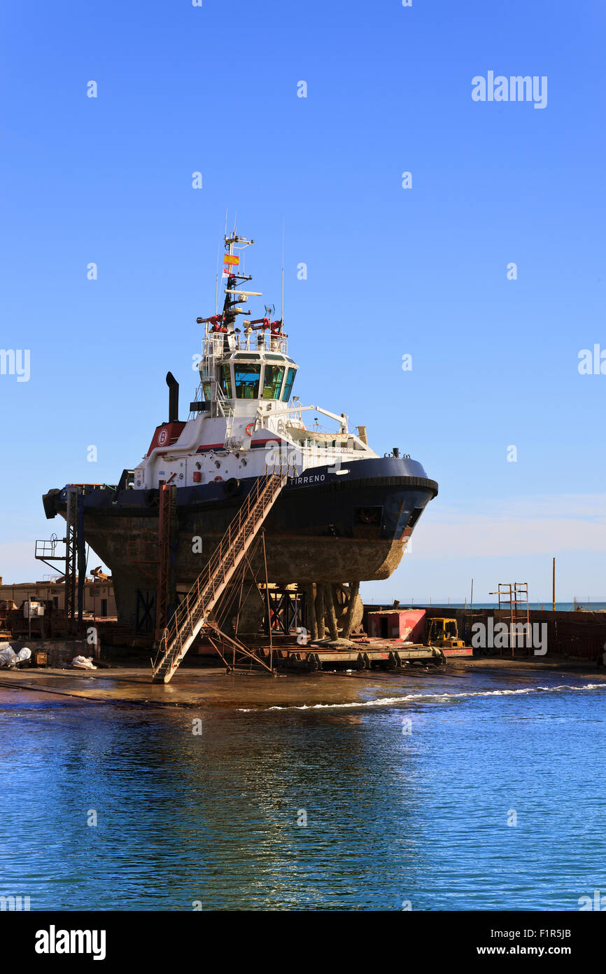Schlepper im Trockendock in Puerto de Burriana Stockfoto
